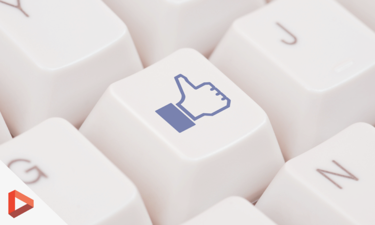 Clavier avec une touche affichant le pouce « j'aime » de LinkedIn