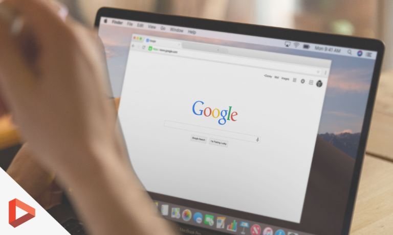 Personne effectuant une recherche Google sur un ordinateur portable