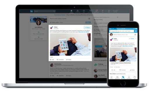 Publication LinkedIn affichée sur ordinateur portable et smartphone