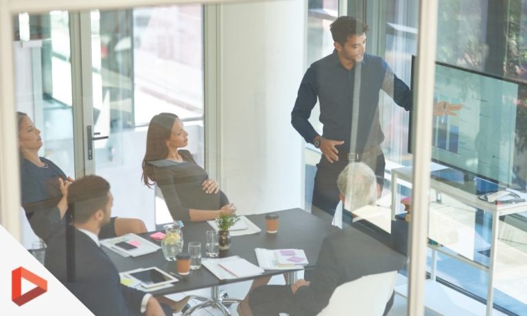 Réunion d'équipe dans un bureau vitré