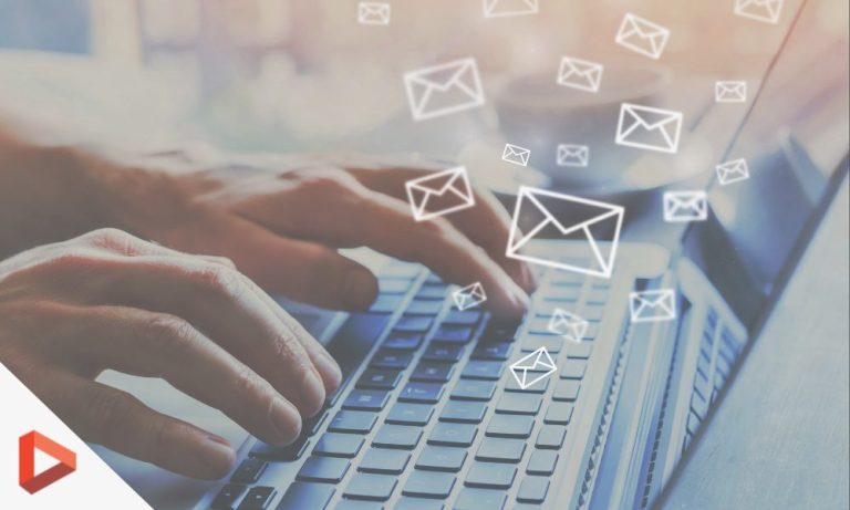 Mains tapant sur un ordinateur portable avec des icônes d'email