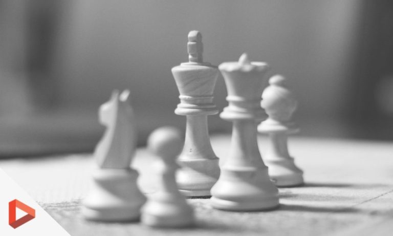 Pièces d'échecs symbolisant la stratégie