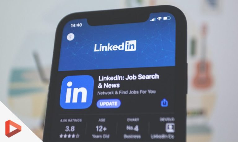 Smartphone affichant LinkedIn Job Search & News