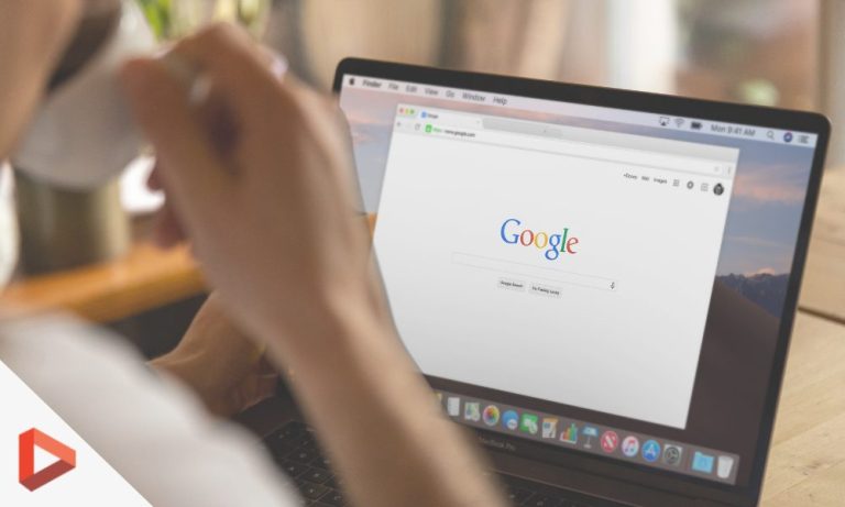 Personne consultant Google sur un ordinateur portable