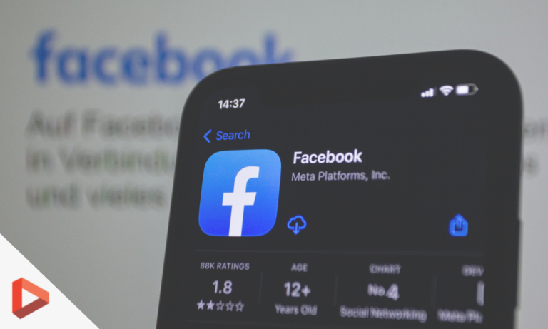 Smartphone affichant le logo Facebook Ads, illustrant les KPI publicitaires de Meta Business