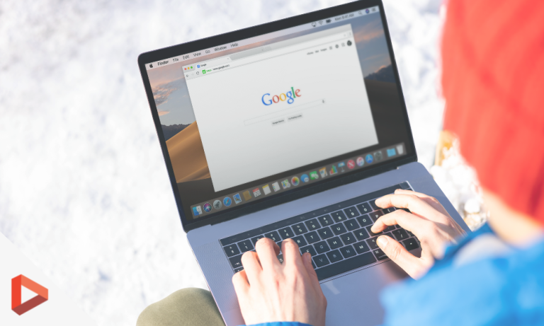 Ordinateur portable affichant Google sur un bureau