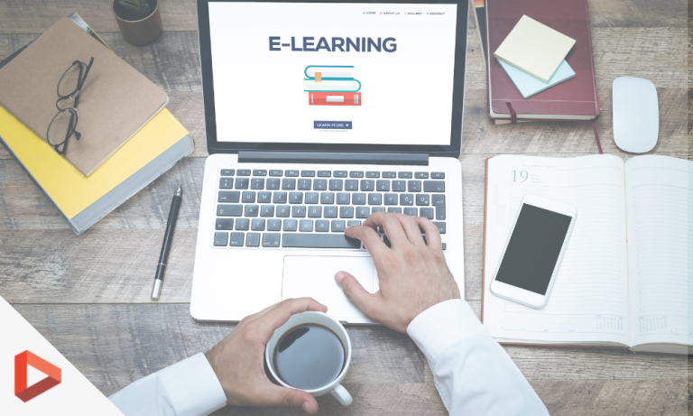 Bureau avec ordinateur portable affichant le mot E-learning