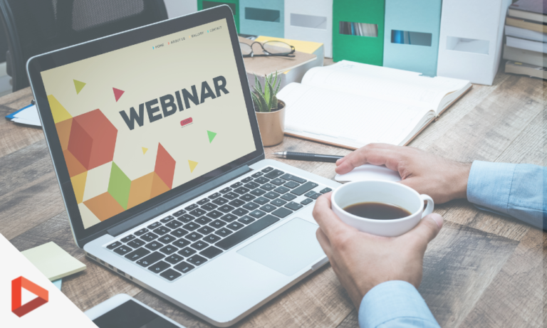 Ordinateur portable affichant le mot Webinar