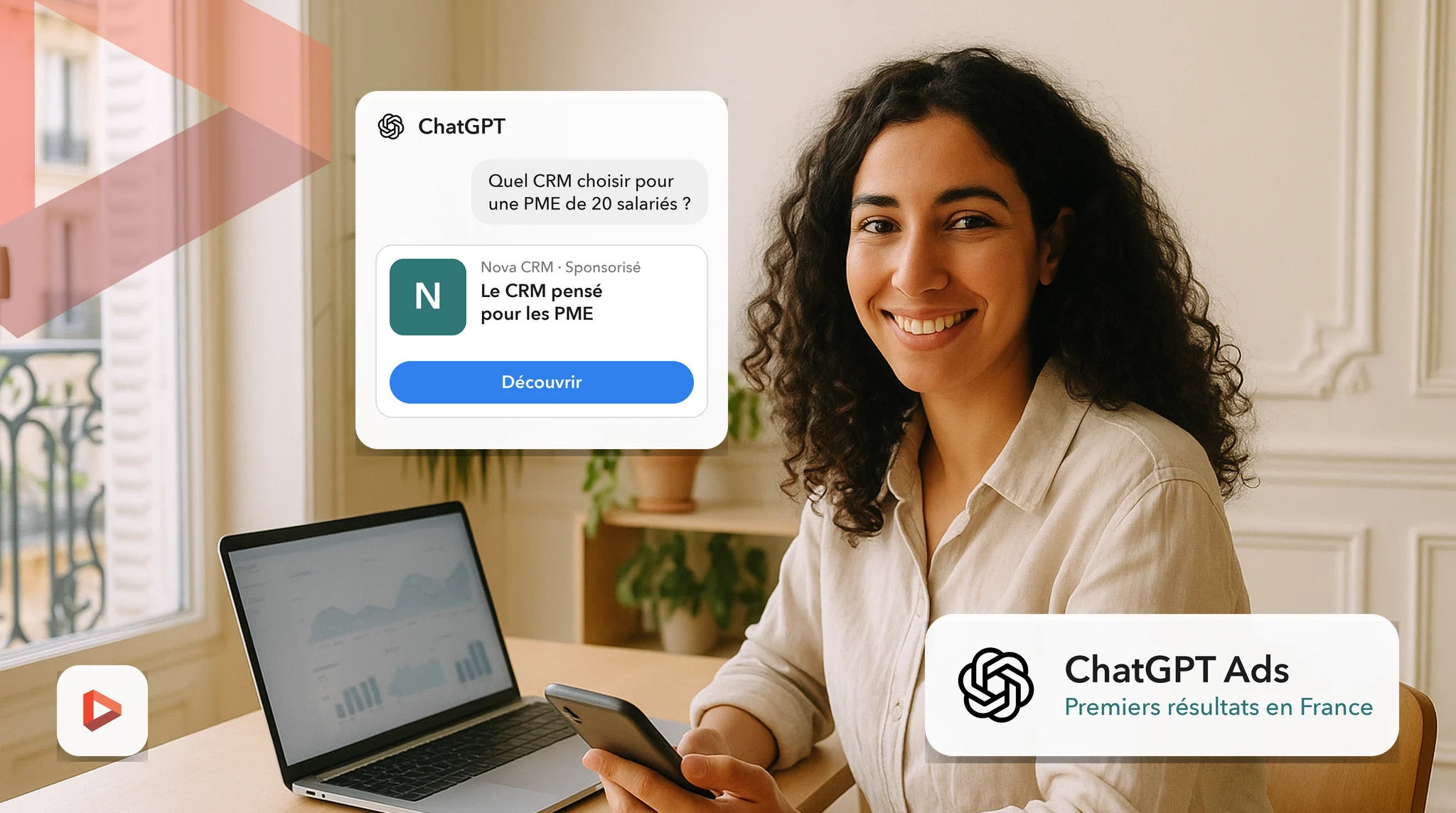 Responsable marketing souriante, smartphone en main, à côté d'une annonce sponsorisée dans ChatGPT, premiers résultats de ChatGPT Ads en France