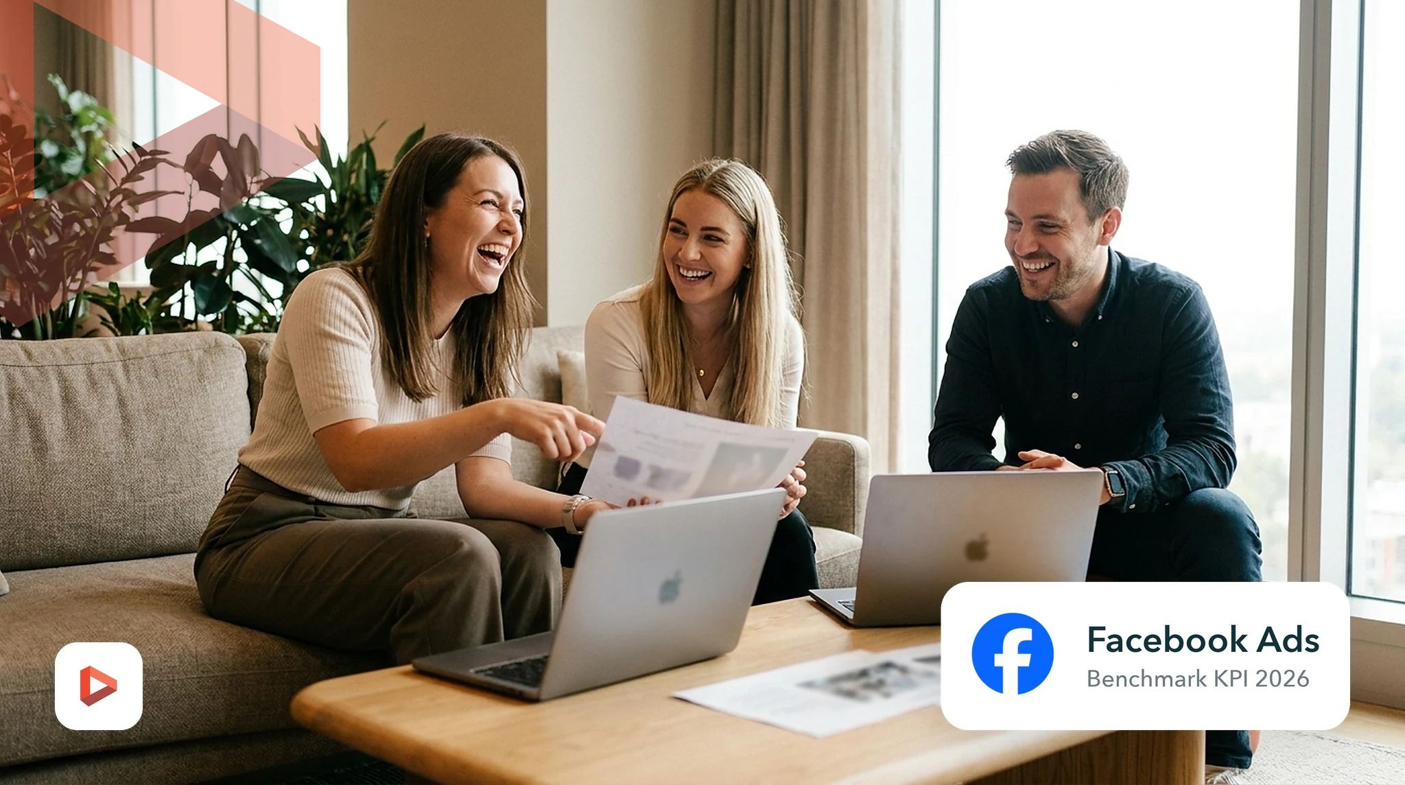 Équipe marketing qui commente ses résultats de campagnes autour d’un canapé, benchmark KPI Facebook Ads 2026