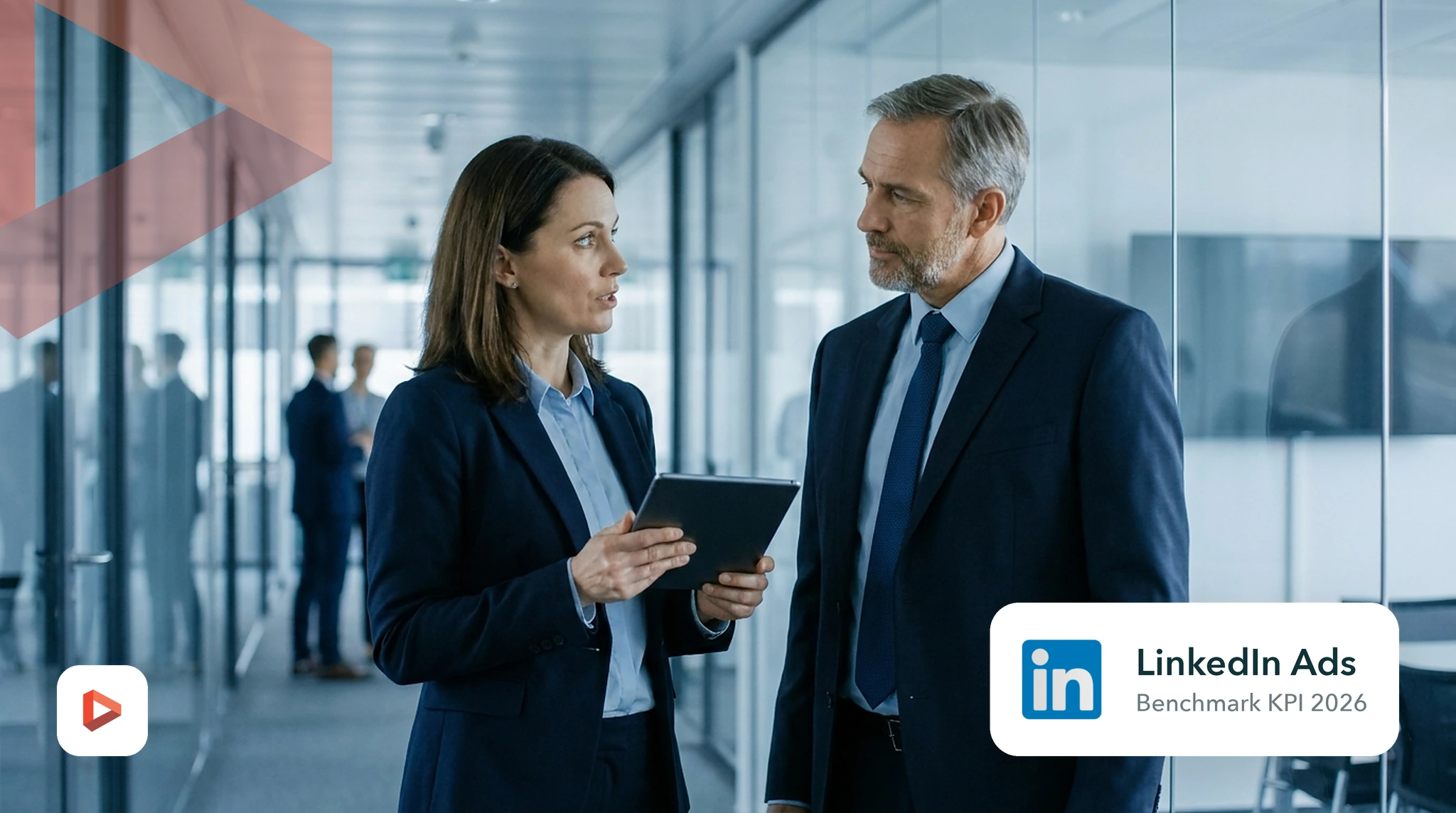 Deux dirigeants échangent dans les bureaux vitrés d’une entreprise B2B, benchmark KPI LinkedIn Ads 2026