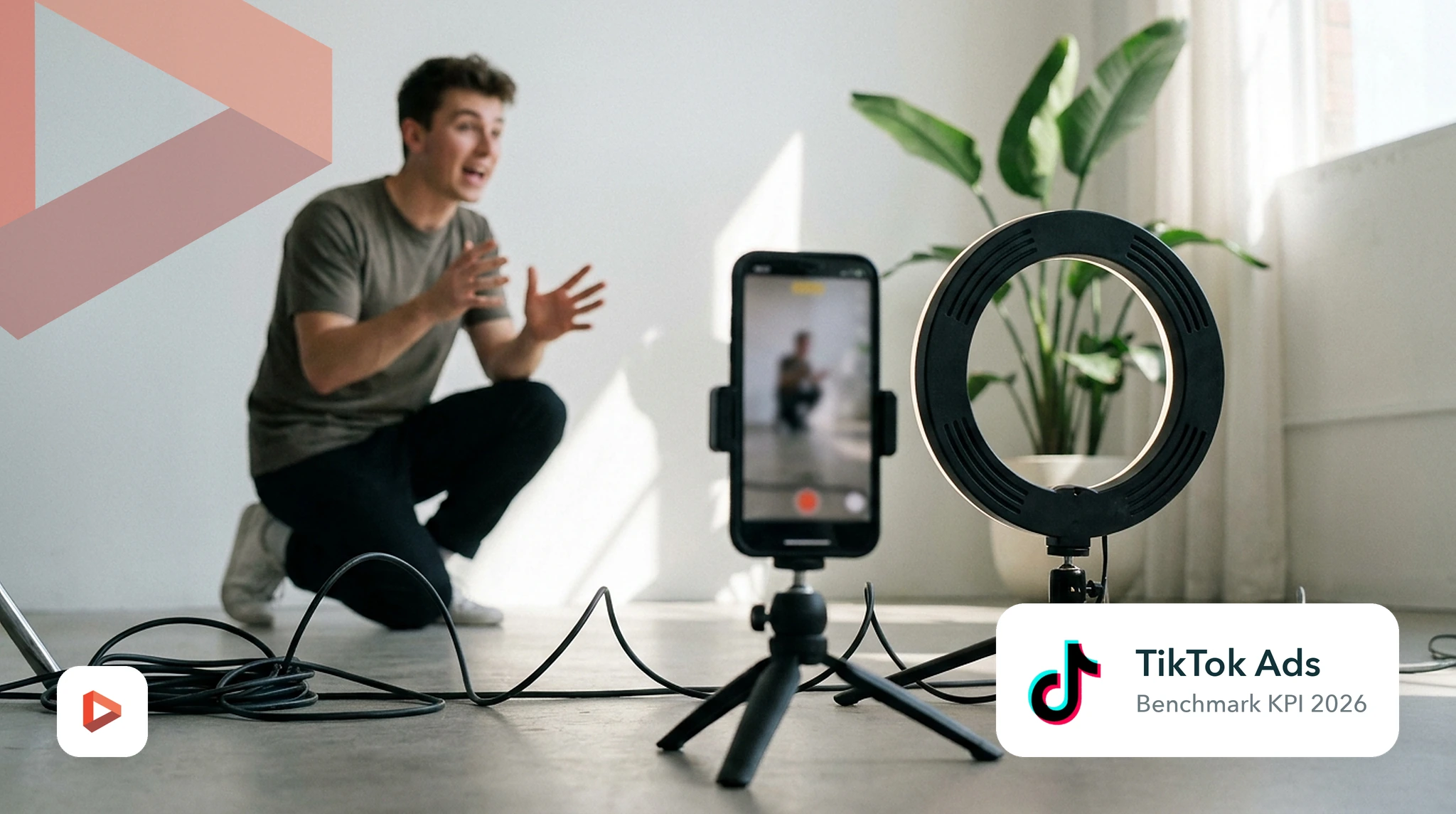 Tournage d’une vidéo verticale au smartphone sur trépied avec anneau lumineux, benchmark KPI TikTok Ads 2026
