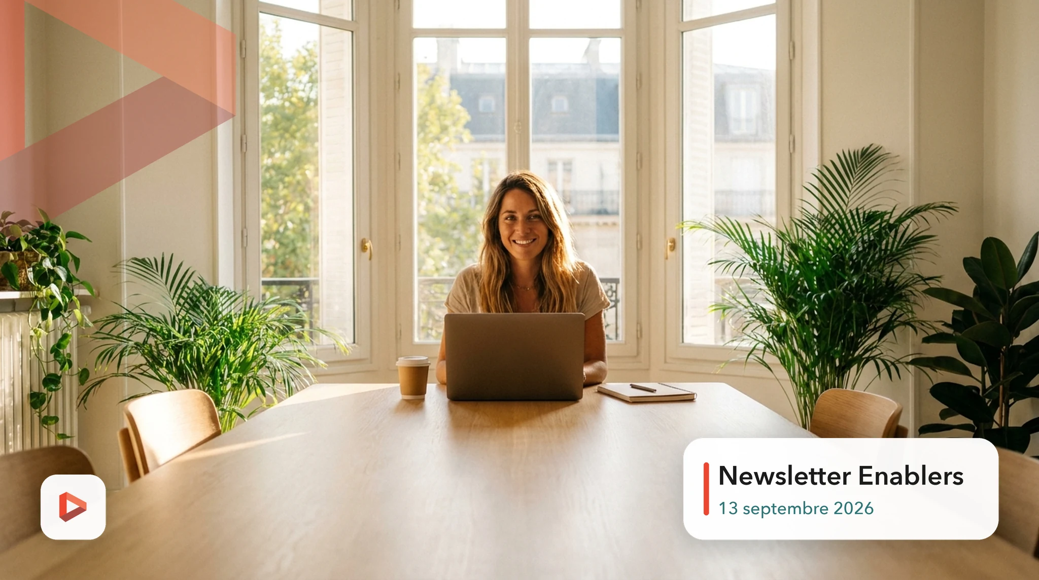 Responsable marketing souriante qui lit l'actualité digitale de la rentrée sur son ordinateur portable, newsletter Enablers du 13 septembre 2026