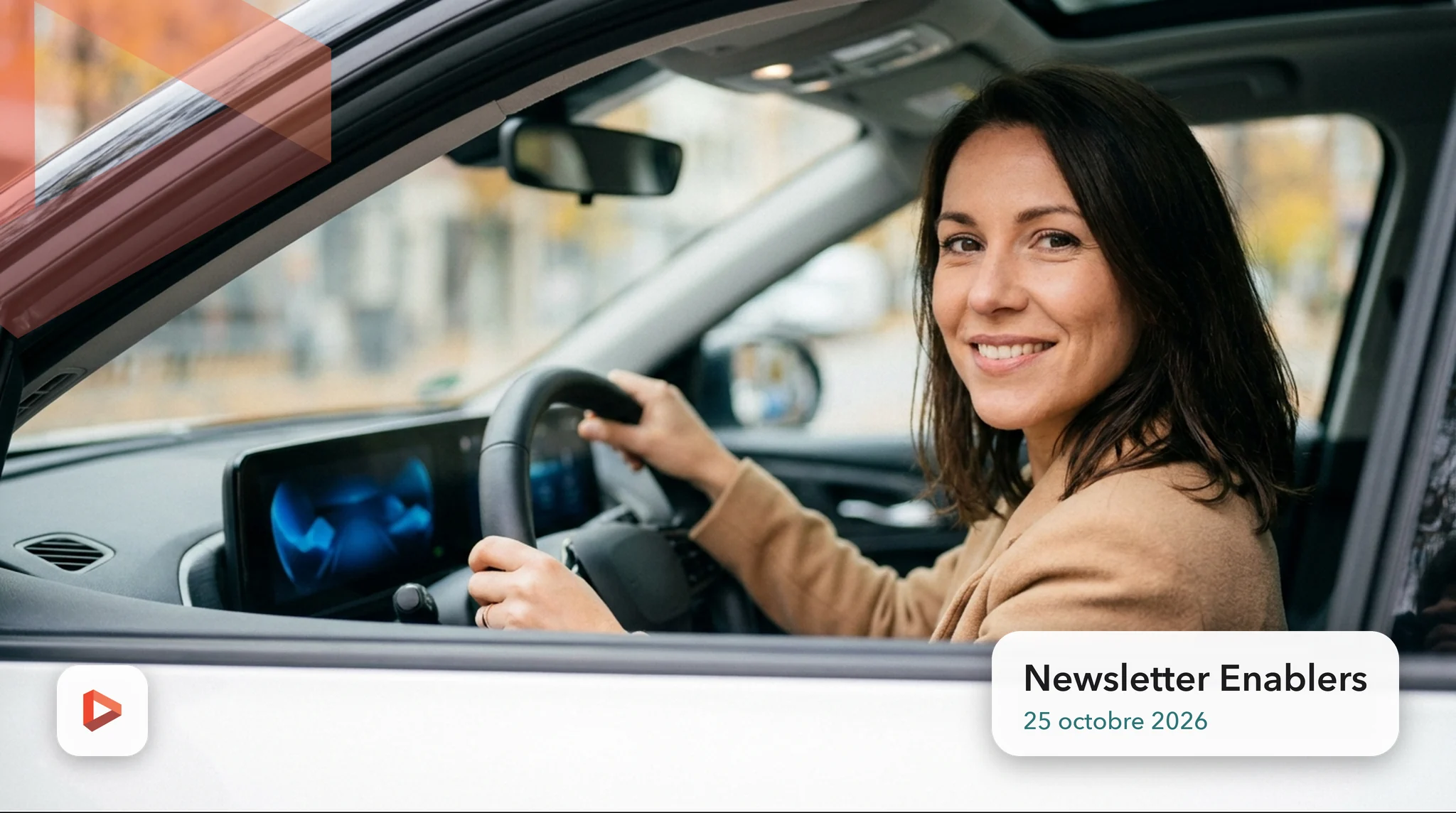 Femme souriante au volant d'une voiture moderne, les deux mains sur le volant, newsletter Enablers du 25 octobre 2026